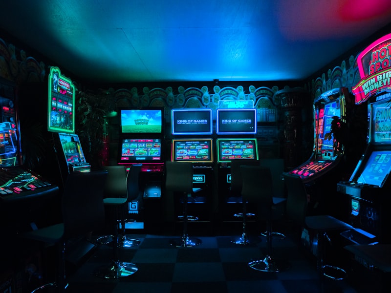 品牌赞助商通过电竞赛事直播进行市场营销和品牌曝光的商业场景