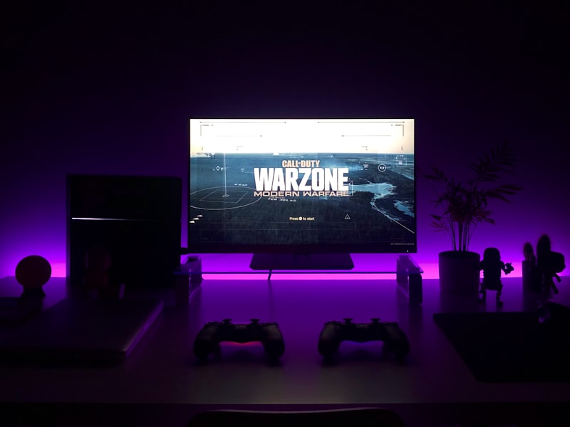 专业电竞解说团队在演播室分析赛事战术场景